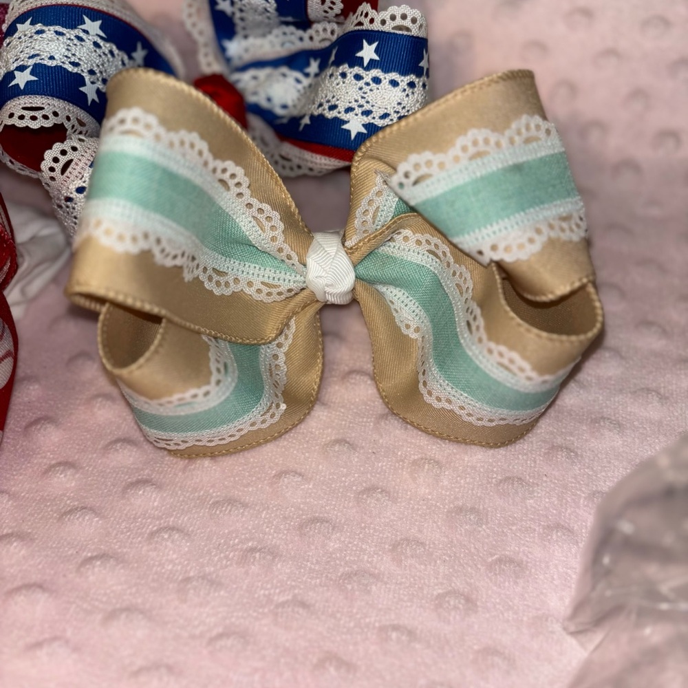 Elegant Beige and Mint Hair Bow
